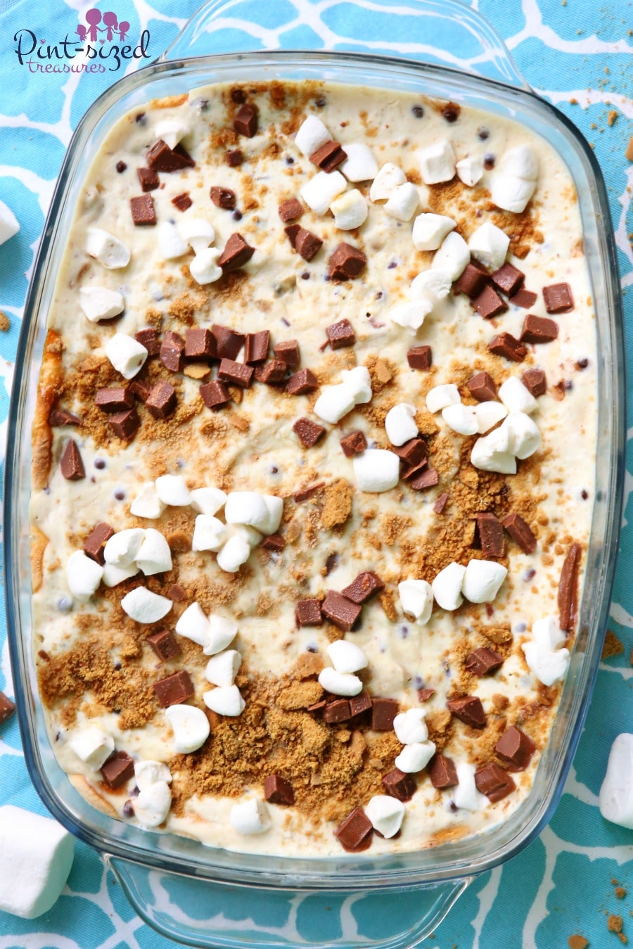 Frozen yogurt s'mores bars are unique, super-fun and crazy-yummy. All s'mores fans should try this campfire free recipe !
