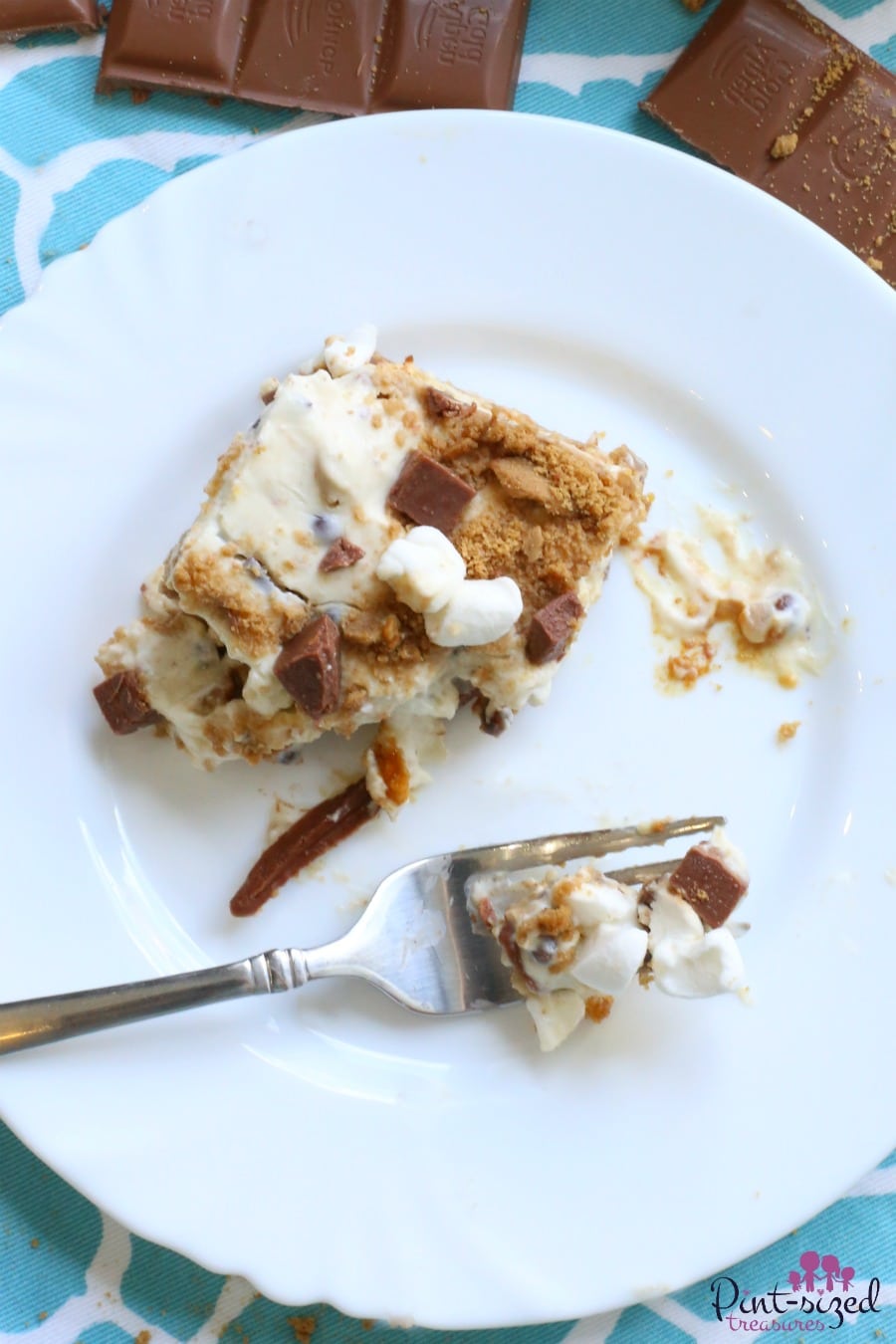 Calling all s'mores fans! Dig into these frozen yogurt s'mores bars for a super-fun twist on traditional s'mores that will be a crowd-pleaser!