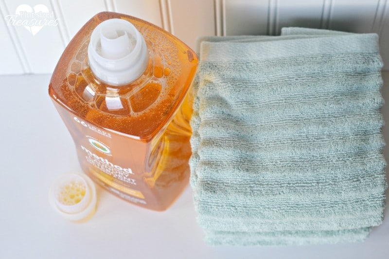 cleaning tricks using laundry detergent