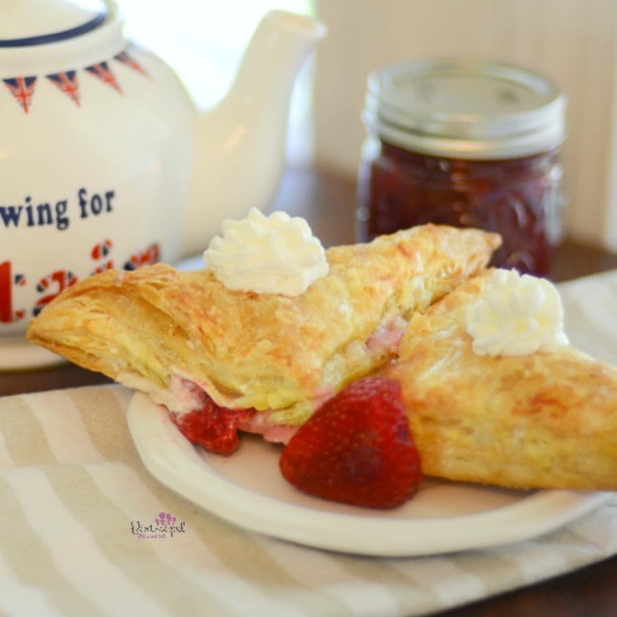 easy strawberry cheesecake turnovers