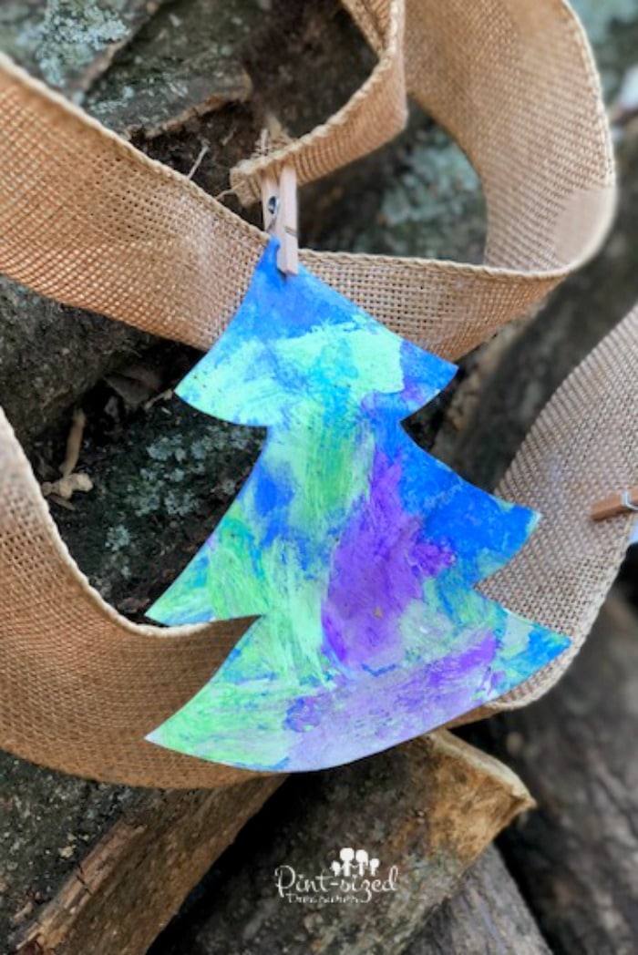 A simple, no mess DIY Christmas tree garland craft the kids can make!