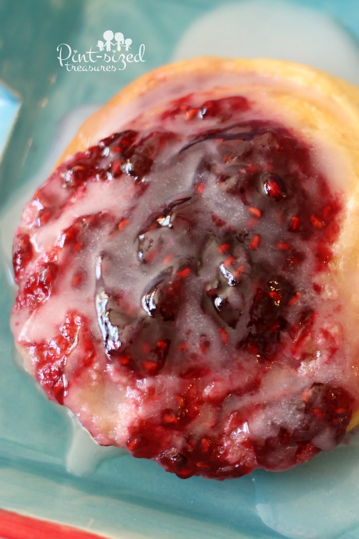 These raspberry and cream cheese danishes are SO good and SO simple to make! Definitely perfect for a Christmas morning breakfast!