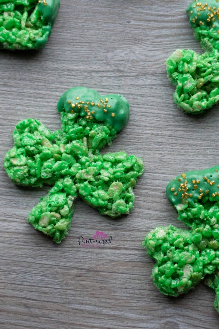 Easy Shamrock Treats for St. Patrick's Day. #StPatricksDayTreats #EasyStPatricksDayRecipe #StPatricksDayRecipe #Shamrocktreats #Shamrocks