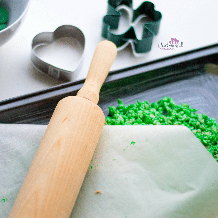 making shamrock Krispy treats