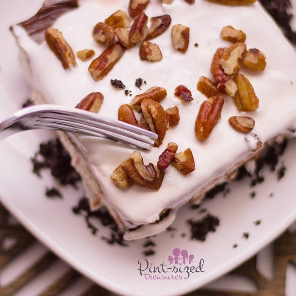 Easy Oreo Cookie dessert recipe that uses real, homemade whipped cream and is garnished with toasted walnuts! #easyrecipes #Oreodessert #easydessert