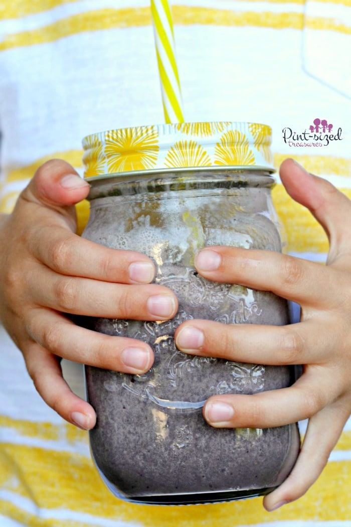 YUM! An easy, berry, banana and spinach smoothie makes mornings smooch easier, healthier and yummy! Blend up this super-fresh smoothie today! #bananasmoothie #berrysmoothie #spinachsmoothie #healthysmoothie #breakfastsmoothie #moothiesforkids #bestsmoothierecipe #easysmoothierecipe #berrybananasmoothie #bananaspinachsmoothie #smoothieskidslove