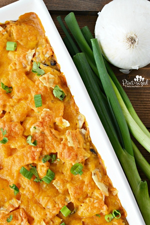 Southwestern taco casserole that families love for an easy, fresh meal idea! #easytacos #easycasseroles #southwesternfood