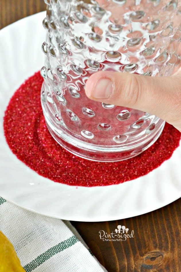 dipping the glass i the glitter for cherry lemonade