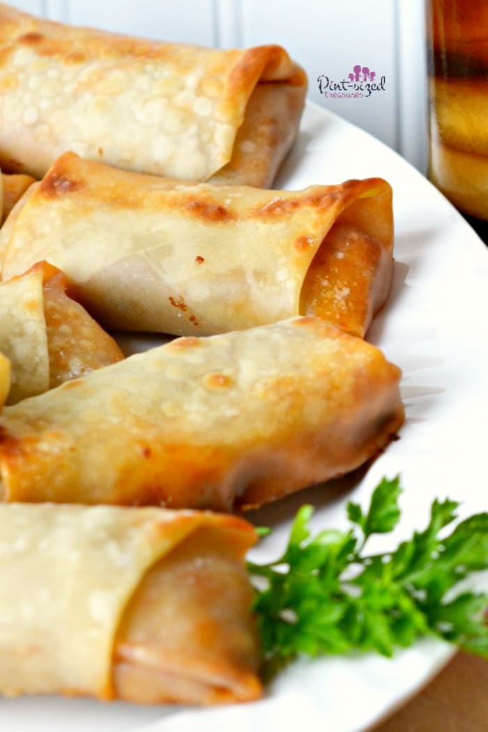 Easy pizza egg rolls that pizza fans love! Perfect for tailgating during college football season! #ad #pizza egg rolls #pizzarecipe #pizzarolls #eggrollrecipe