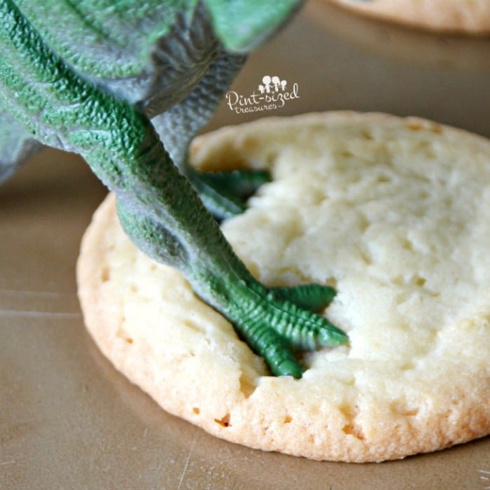 Dinosaur playdates are super-fun and simple! #dinosaurparty #playdates