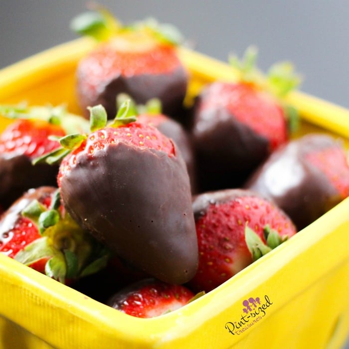 Chocolate covered strawberries that are super simple to make! #pintsizedtreasures #chocolatecovered #strawberries