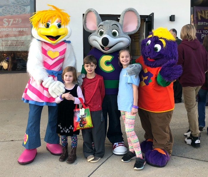 Smile during the mom days at Chuck E. Cheese's