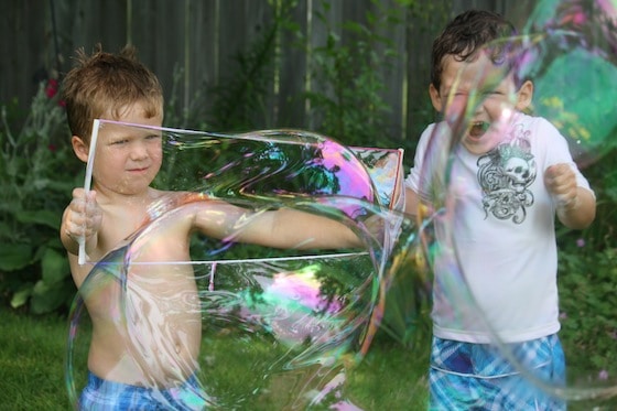 making giant bubbles in the summer with kids