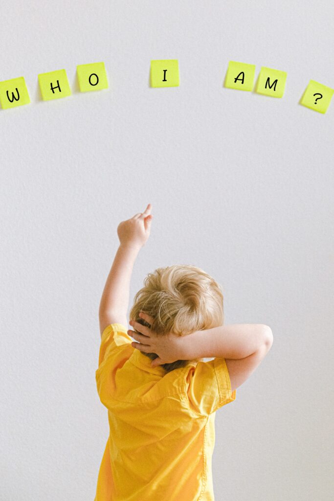 boy pointing to baby boy names