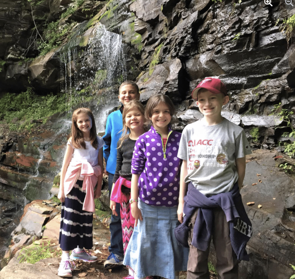 hiking with kids for a free kids activity
