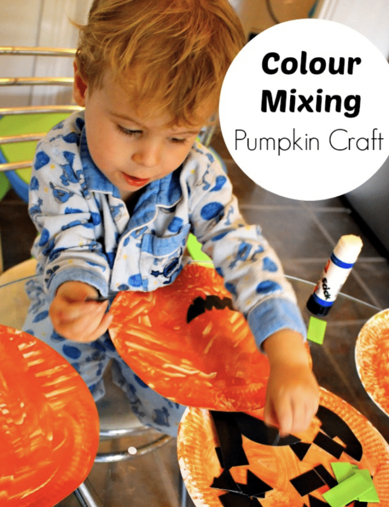 making pumpkin paper plates