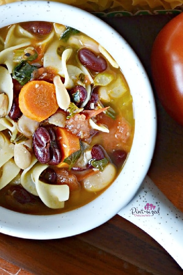 minestrone soup in bowl