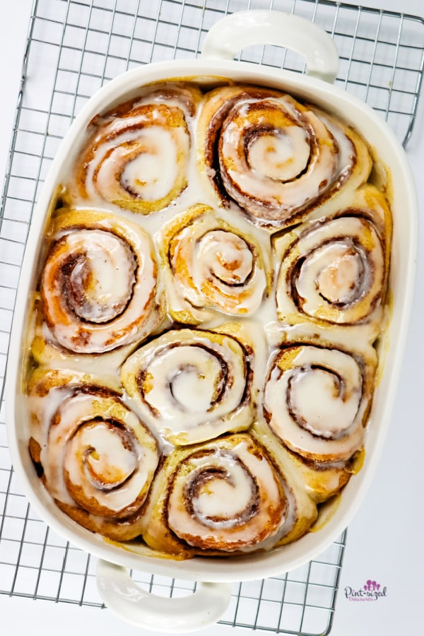 cinnamon rolls with creamy glaze